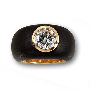 Ring aus bruniertem Eisen mit Brillant 